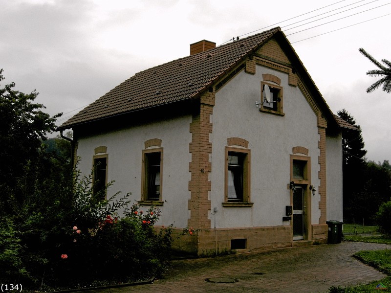 Bahn 134.jpg - Ehemaliges Bahndienstgebäude beim Bahnhof Hoffenheim im Kraichgau.